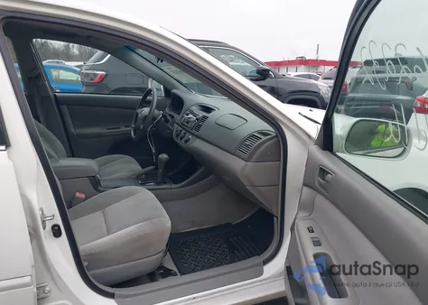 2004 Toyota Camry Le z USA, uszkodzony, nr VIN 4T1BE32K34U302144